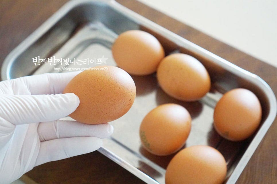 달걀은 크기에 따라 5~6개 정도 준비합니다. 삶기 전에 미리 상온에 30분 정도 꺼내어 냉기를 빼주었어요. 냄비에 재료가 잠길 정도로 물을 붓고 끓어오르면 식초 2/3 큰 술, 굵은소금 2/3 큰 술을 넣어줍니다. 소금과 식초를 넣으면 금이 가서 깨지는 것도 방지하고 껍질을 벗기기도 수월해진답니다. 계란을 넣고 가볍게 저어준 뒤 중불로 삶아줍니다. 12분 정도 완숙으로 삶아줍니다. 너무 오래 삶아도 노른자가 퍽퍽해지니 촉촉한 정도로 삶으면 고소한 맛이 더 좋습니다. 삶은 뒤 찬물에 바로 담갔다 살짝 톡톡 쳐서 껍질을 벗겨줍니다. 삶은 계란 그대로 먹어도 맛있지만 부드럽고 고소한 마요 소스를 곁들이면 맛나죠.