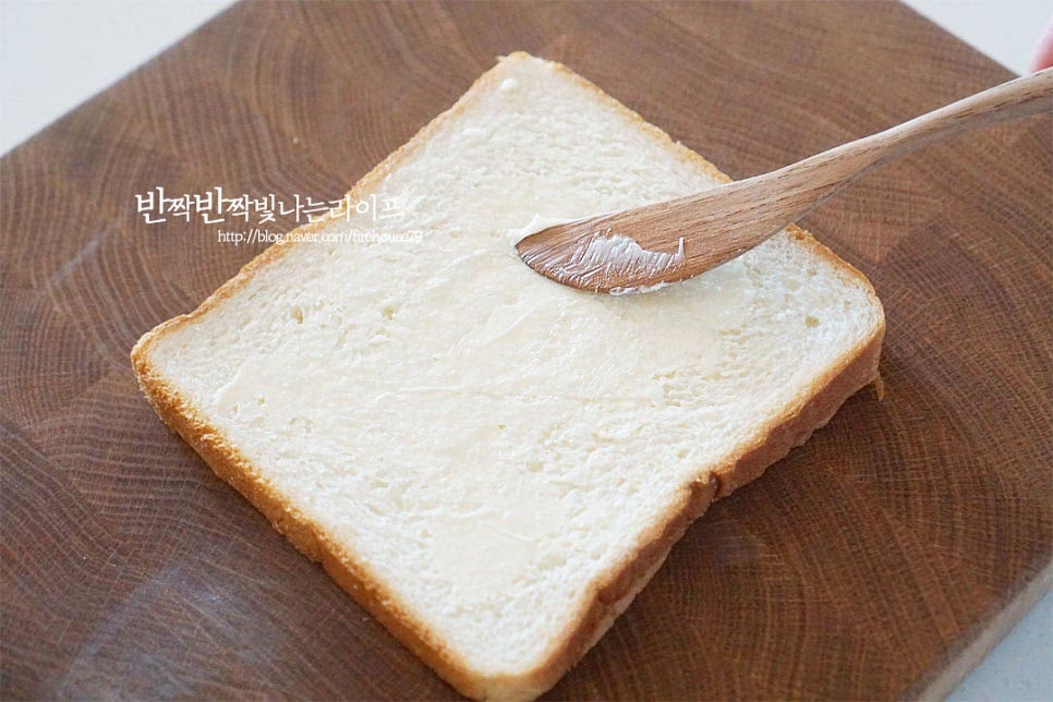 식빵 위에 실온 상태의 버터를 발라줍니다. 별다른 소스 없이 버터 하나면 고소한 풍미는 물론 촉촉하게 어우러진답니다. 그 위로 에그마요를 듬뿍 올려줍니다. 기본 재료만으로 담백 고소하게 요리했는데 입맛에 따라 햄이나 치즈, 잎채소 등을 넣어도 맛있어요. 그리고 빵을 덮어줍니다. 테두리 부분을 깔끔하게 잘라낸 뒤 반으로 썰어주었습니다. 식빵 속이 샐러드로 가득해서 더 맛있어요. 조금 차갑게 한 뒤 빵 사이에 넣고 모양을 잡아주면 수월하게 만들 수 있습니다.