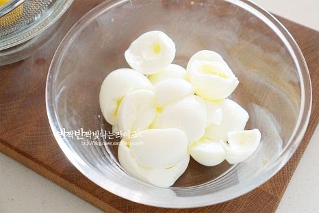 반으로 갈라서 흰자와 노른자를 분리해 줍니다. 모두 넣고 으깨도 되지만 에그마요 샌드위치의 부드러운 식감을 위해 두 가지를 따로 나누어 으깨어줍니다. 먼저 계란 흰자는 잘게 다져 썰어줍니다. 으깨는 도구를 활용하여 잘게 다져주었어요. 노른자는 곱게 체에 내려줍니다. 번거로울 수도 있는 과정이지만 체에 한번 내려주면 훨씬 더 부드럽고 고소하며 텁텁하거나 비린내 없이 만들 수 있어요.