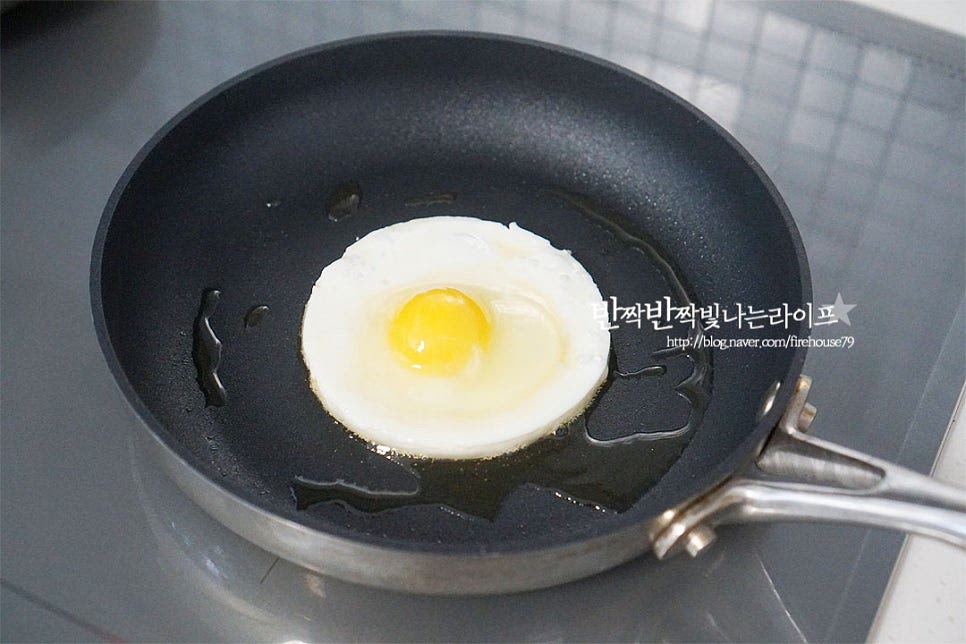 빠지면 섭섭한 계란도 반숙으로 구워주어요. 먹음직스럽게 그릇에 담은 뒤 반숙후라이와 통깨 솔솔 뿌려줍니다. 김가루나 치즈를 더해주셔도 별미고요~ 영상도 같이 담았어요. 매콤한 감칠맛이 어우러진 한 알 한 알 식감 좋은 김치 스팸볶음밥 한 그릇이면 별다른 반찬 없이도 든든하게 먹을 수 있어요. 스팸의 고소한 풍미를 살려준 뒤 신김치의 새콤한 맛을 잡아주어 맛깔나게 볶아주면 완성이에요. 스팸 김치볶음밥 레시피로 간단하고 맛있는 식사 즐겨보세요^^ 끄읕 !