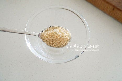 백종원 레시피로 간단한 몇 가지 양념재료로 새콤달콤한 감칠맛을 더해줍니다. 토마토케첩 4 큰 술, 진간장 2 큰 술 식초 2 큰 술, 황설탕 2 큰 술을 넣어줍니다. 단맛과 신맛은 입맛에 따라 양을 조절해 주세요. 설탕이 녹을 수 있게 잘 저어 섞어 준비해둡니다.