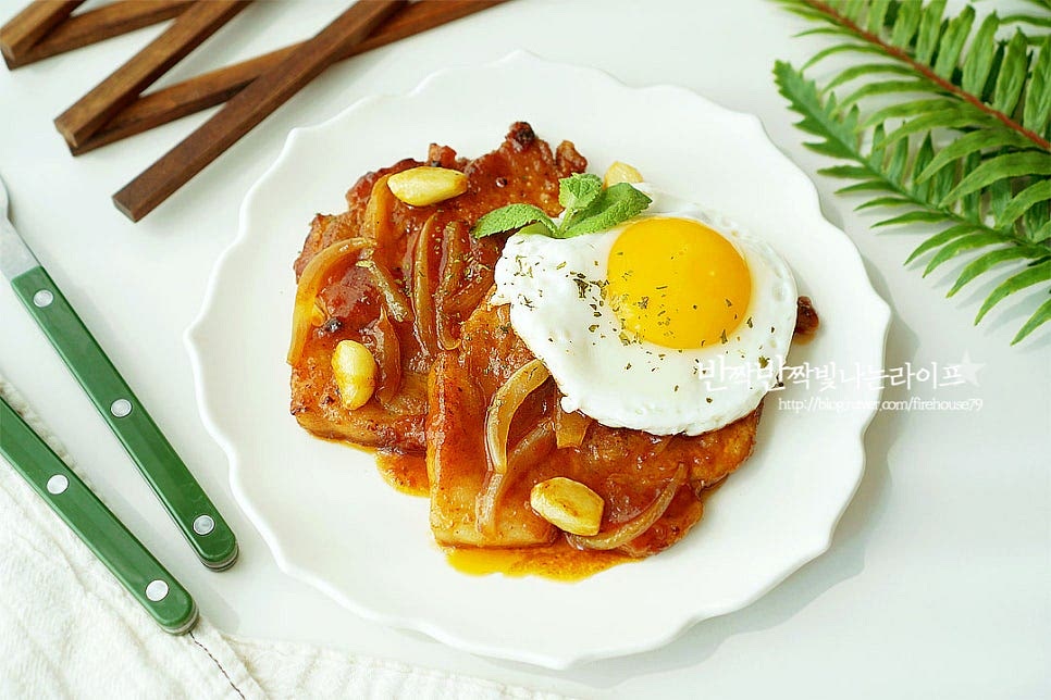 완성된 목살스테이크는 계란프라이와 파슬리가루 약간 뿌려 접시에 담아줍니다. 백종원 돼지목살 스테이크 만들기는 밑간한 뒤 밀가루옷을 입혀 바삭하고 노릇하게 굽고 케첩, 간장, 설탕, 식초와 같은 간단한 재료로 소스를 만들어 졸이듯이 완성하는 레시피로 고소한 감칠맛을 맛볼 수 있어요. 목살스테이크 맛있게 요리해드세요. 끄읕 !