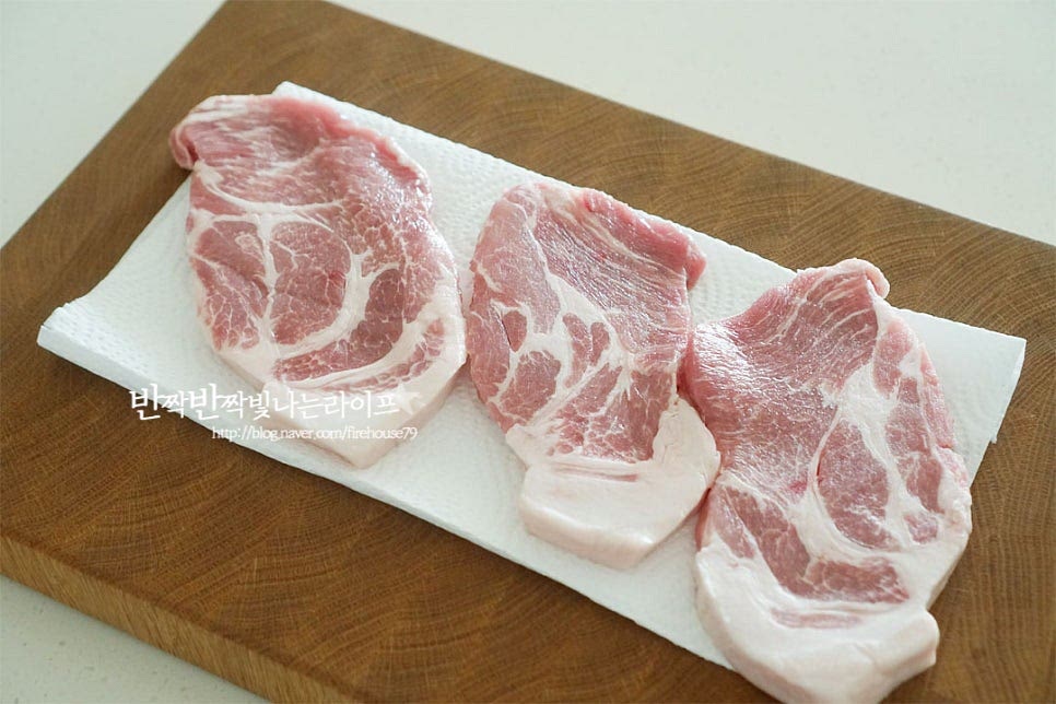 돼지고기는 두툼하게 썬 재료를 준비한 뒤 겉의 핏물을 키친타월로 제거합니다. 소금, 후추 약간 앞뒤로 뿌려줍니다. 두께에 따라 간이 짜지 않도록 약간만 뿌려주었어요. 다른 재료를 손질하는 동안 밑간 재워둡니다.