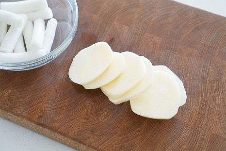 닭을 끓이는 동안 감자는 얄팍하게 편으로 썰고 떡볶이 떡은 가볍게 물에 헹구고 대파는 길게 어슷하게 썰어줍니다. 레시피 정량에서 1대는 육수에, 1대는 국물에 넣어줍니다. 김치를 곁들이고 싶다면 잘 익은 배추김치를 물에 씻어 준비해 주세요.