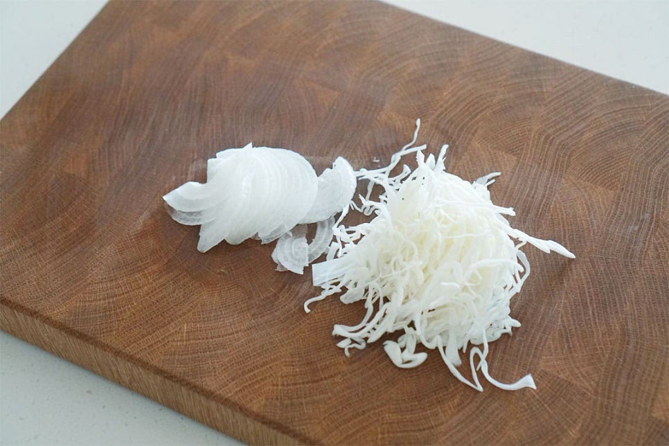 백종원 레시피는 동대문 스타일로 양배추를 넣은 물고추 겨자소스를 곁들입니다. 양배추와 양파는 채를 썰어줍니다. 고춧가루 2 큰 술을 넣고 뜨거운 물 또는 육수 1/2컵을 부어줍니다. 고춧가루가 걸쭉하게 충분히 불려주셔야 날가루 냄새 없이 겉돌지 않기 때문에 미리 만들어둡니다. 저는 뜨거운 육수를 부어 감칠맛을 더했습니다. 간장 1/2컵, 황설탕 1 큰 술 식초 1/4컵, 물 1컵을 넣고 잘 섞어줍니다. 간마늘과 연겨자도 준비해두고 섞어서 소스만들기 할 때 입맛에 맞게 양을 조절해 넣어주세요. 닭한마리 소스 레시피에 따라 준비해두고 먹을 때 곁들이면 됩니다. 물고추가 불어지면 양배추와 양파채에 간장소스, 간마늘 연겨자, 물고추를 적당한 비율로 섞어주세요.