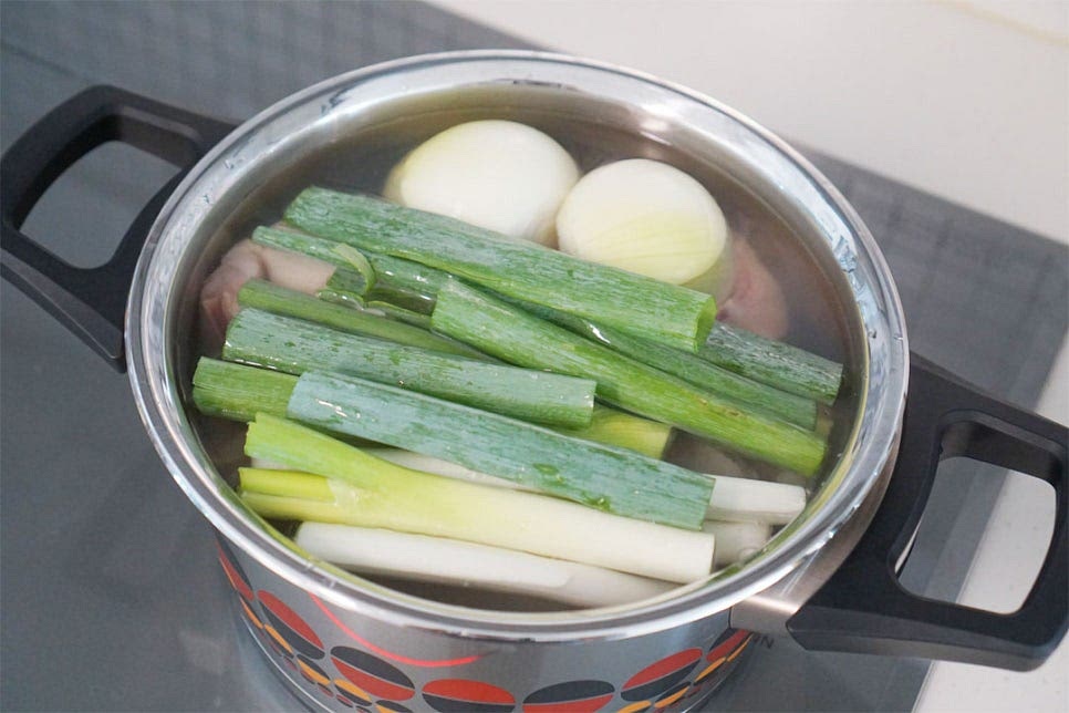 센 불로 끓여줍니다. 대파와 양파로 시원하고 달큰하게 육수를 내었는데 엄나무와 같은 약재, 대추 등을 추가로 넣어도 좋습니다. 끓어오르면 10분 끓여줍니다. 중간중간 떠오르는 거품은 걷어내어주면 깔끔하게 끓일 수 있어요. 모두 익힌다기보다 적당하게 국물을 우린 뒤 전골냄비에 넣고 끓이면서 먹는데요. 상황에 따라 20분 이상 속까지 익혀주셔도 되는데 너무 오래 익히면 식감이 질겨질 수 있습니다.