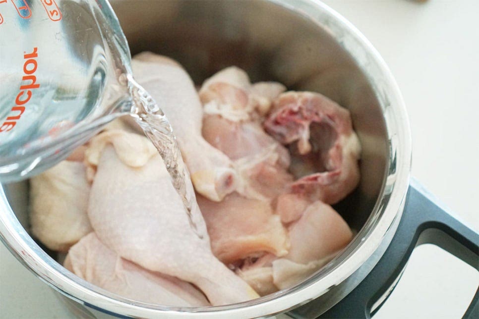 재료가 충분히 담기는 넉넉한 크기의 냄비에 준비해둔 손질한 닭과 물 10컵을 부어줍니다. 재료가 잠길 정도로 냄비크기나 양에 따라 자작이 올라올 정도로 부어주세요. 대파 1대, 양파 1개 통마늘 한 줌, 맛술 1/3컵을 부어줍니다. (맛술은 깜박하고 끓어오를 때 넣었어요.)