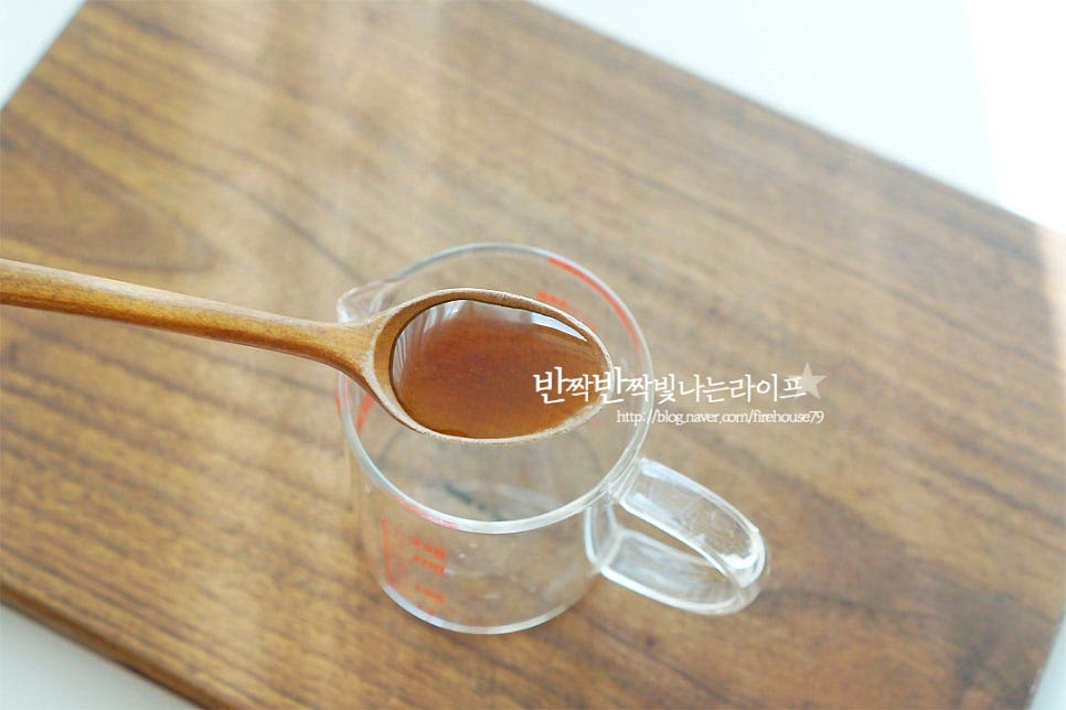 달콤한 풍미를 더해주는 시럽을 만들어 주는데요. 메이플 시럽 2숟가락, 꿀 2숟가락 넣어줍니다. 꿀만 넣어도 되지만 같이 섞어 만들어 주면 풍미가 훨씬 더 좋아요^^