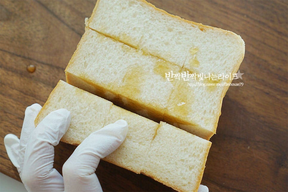 칼집 넣은 사이사이로 시럽을 골고루 뿌려줍니다. 사이사이 골고루 뿌려주어야 속이 촉촉 달달하답니다~ 그 위로 버터를 얇게 슬라이스하여 올려줍니다. 전체적으로 골고루 올려주어야 노릇노릇 맛있게 구워져요.