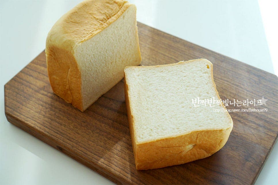 빵은 두께 5~6cm로 두툼하게 썰어줍니다. 통으로 된 것이 없다면 슬라이스 된 것을 겹쳐서 만들어도 좋아요. 칼집을 깊게 넣어주는데요. 가로세로 3등분 너비로 칼집을 넣어줍니다. 아랫부분에 1cm 정도 여유를 두고 칼집을 넣어주시면 됩니다~ 우리가 알고 있는 네모 모양으로 칼집을 넣어 모양을 내어주시면 됩니다.