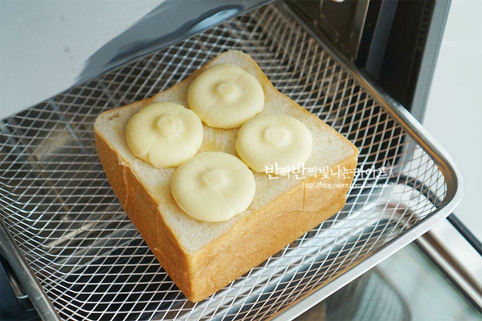 식빵 에어프라이어 구워줍니다. 에프나 오븐에 구워주면 전체적으로 골고루 구워져 겉바속촉 맛있게 구워진답니다. 180도 8~10분 정도 구워줍니다. 기기의 사양에 따라 시간을 가감하여 주세요. 저는 10분 정도 구워주었어요. 버터가 풍미 좋게 구워졌어요^^ 그대로 먹어도 맛있지만 토핑을 곁들여 주면 더 달콤하죠~ 생크림과 카라멜시럽을 곁들였는데 기호에 따라 아이스크림이나 초코시럽 등 다양하게 곁들이면 더 맛나요^^ 영상도 같이 담았어요. 커피랑 같이 당충전하기 딱이죠~ 집에서 간단한 식빵요리로 만들어 달콤한 홈카페 완성입니다. 버터만 올려 구워도 맛있지만 달달함을 더해주면 맛나답니다. 허니브레드 집에서 즐기기 식빵 요리 달콤하게 맛보아요. 꿀+버터의 조합에 토핑까지 달달하게 만들어 드세요^^ 끄읕 !