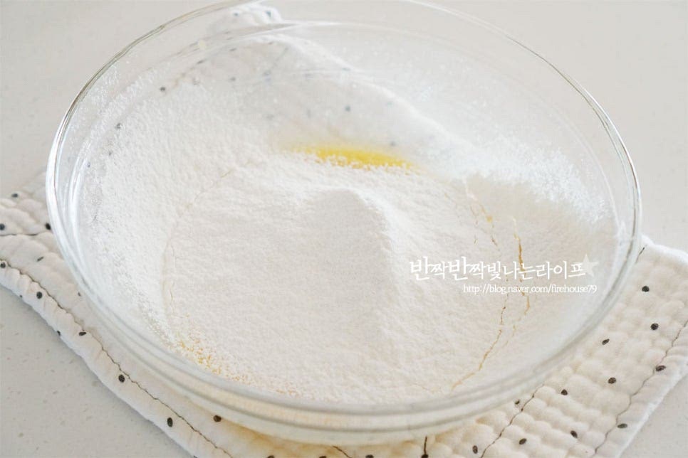 박력분을 체에 내려 넣고 덩어리지지 않게 잘 풀어 섞어줍니다. 다른 베이킹에 비해서 간단한 게 거품기로 모든 재료를 넣고 섞어주시기만 하면 됩니다. 우유를 넣고 잘 섞어줍니다. 덩어리지지 않게 잘 풀어주시면 됩니다. 조금 더 부드러운 식감을 위해 체에 한번 내려주셔도 좋아요. 만든 반죽은 냉장실에서 30분 휴지시켜 줍니다.