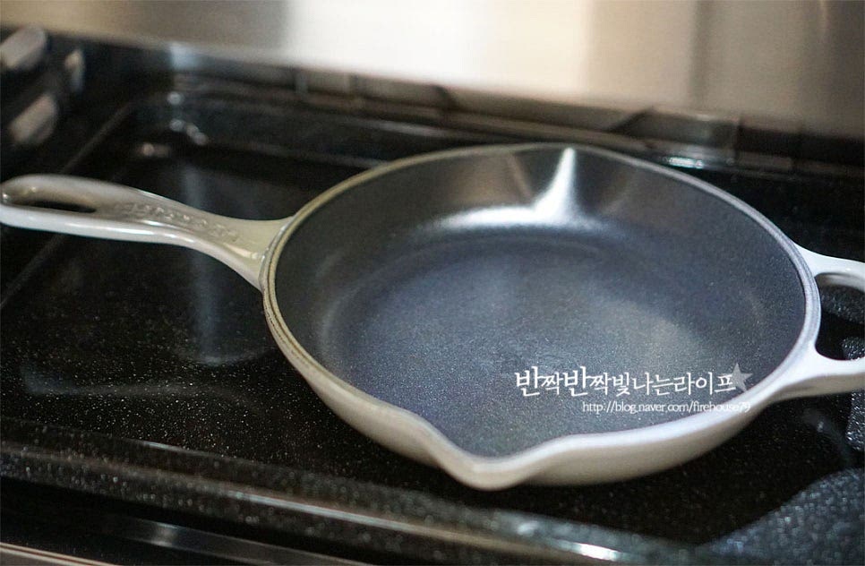 오븐은 220도로 예열하여 주는데요. 이때 오븐용 팬을 넣고 같이 예열해 주었어요. 뜨겁게 예열된 팬에 버터를 넣고 녹여줍니다. 팬 손잡이를 잡고 돌려가며 버터를 빠르게 녹여주었습니다. 버터가 녹으면 냉장실에서 반죽을 꺼내어 차가운 상태로 부어줍니다. 계속해서 빠르게 작업해 주세요. 예열한 오븐에 넣고 220도 12분 구워줍니다. 높은 온도에서 구워주면 점점 부풀어 오르며 노릇해진답니다. 오븐 사양에 따라 시간과 온도는 조절해 주세요.