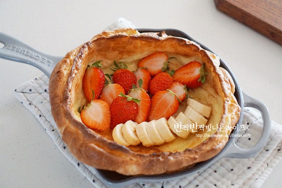 가운데 움푹 파인 부분에 과일이나 아이스크림, 소시지 등을 기호에 따라 토핑 하여 주세요. 마지막으로 시럽이나 슈거파우더를 톡톡 뿌려주면 색감부터 먹음직스럽게 완성이에요. 갓 구워서 먹음 풍미가 좋은데요. 제철 과일이나 시럽, 아이스크림 등 올리면 근사한 브런치 겸 커피와 어울리는 디저트로 딱이이에요. 영상도 같이 담았어요. 고소하고 달콤하게 어우러지는 맛 간단하게 만들어 특별하게 맛보실 수 있어요. 팬케이크 만들기 맛있게 만들어 드세요^^ 끄읕 !