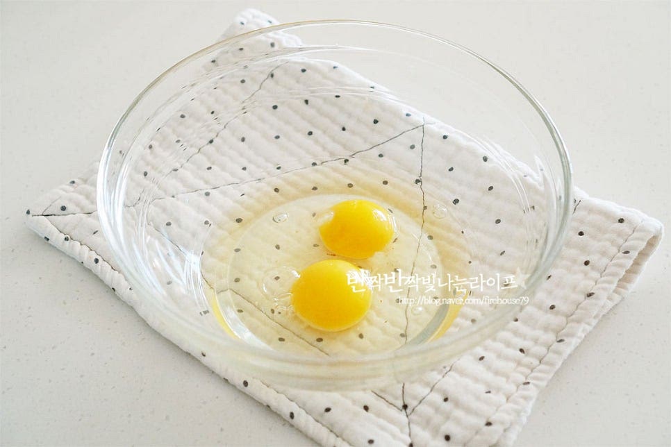 큰 볼에 달걀을 깨뜨려줍니다. 거품기로 가볍게 저어 풀어주어요. 소금 한 꼬집, 설탕 1 큰 술 바닐라익스트랙을 넣고 잘 풀어줍니다.