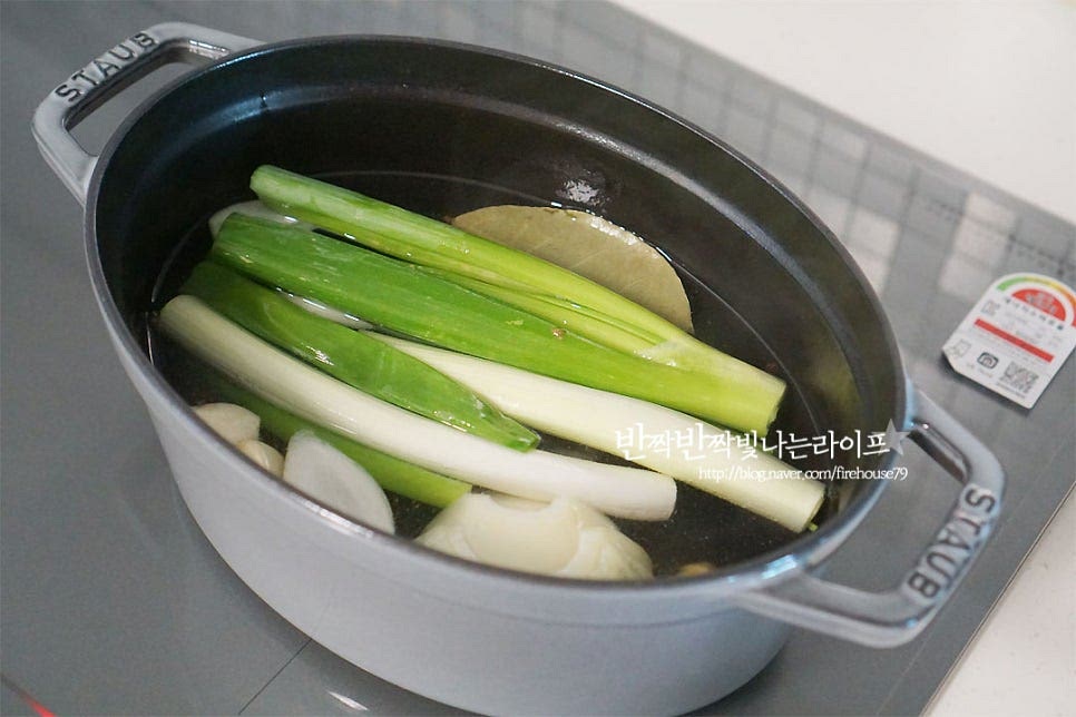 먼저 고기를 삶아줍니다. 냄비에 물 800ml를 붓고 대파, 양파, 마늘, 생강 월계수잎, 통후추, 된장 1 큰 술 청주 2 큰 술 넣어줍니다. 된장과 청주로 잡내를 잡아주었어요. 삶는 물이 바글바글 끓으면 흐르는 물에 씻은 고기를 넣어줍니다. 바글바글 끓을 때 넣어 육즙이 새어나지 않게 삶아주었어요. 센 불로 10분, 중불로 30분 삶아줍니다. 고기의 양과 두께에 따라 시간은 조절해 주세요. 삶은 고기는 건져내어 줍니다.