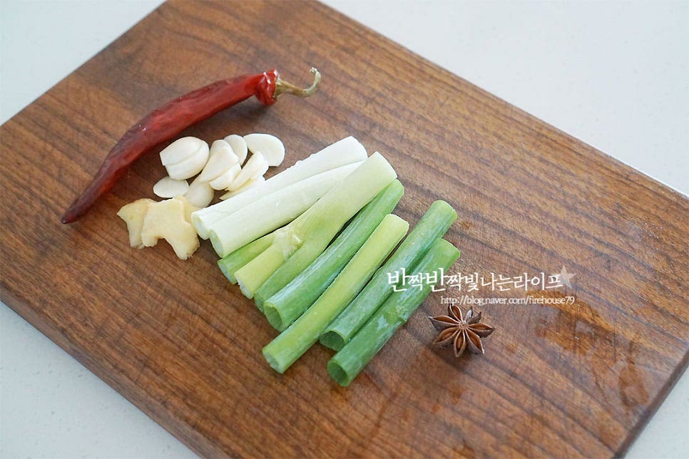 동파육 소스를 준비해요. 감칠맛 나는 중화풍 양념소스 하나면 진한 갈색으로 먹음직스러워지죠~ 건고추는 가볍게 닦아 반으로 자르고, 마늘과 생강은 편으로 썰어줍니다. 대파와 팔각도 준비해요. 중화요리에서 자주 보이는 팔각은 특유의 매콤한 단맛이 음식에 맛을 더해준답니다. 요즘은 마트에서도 쉽게 구할 수 있어요~ 향이 강하여 1개 넣어주었어요. 달군 팬에 식용유 약간 두르고 건더기 재료를 모두 넣고 노릇하게 구워줍니다. 구운 뒤 소스류를 넣어주면 맛의 감칠맛이 더 깊어요. 물 300ml, 간장 2 큰 술 맛술 1½ 큰 술, 굴소스 1 큰 술 넣고 끓여줍니다. 조림 재료에 고기를 넣고 졸여주어요. 조려지면서 점점 농도가 진해진답니다~ 화력에 따라 20~30분 조려주어요. 어느 정도 자작하게 조림소스가 남아있을 때 불을 끄고 마무리해 주세요.