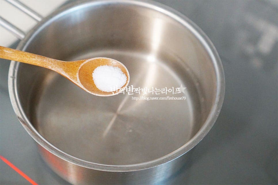 청경채는 흐르는 물에 씻어 꼭지 부분을 다듬어요. 냄비에 물을 붓고 소금 1 작은 술 넣고 데쳐줍니다. 두께가 있는 줄기 부분 먼저 데치다가 잎까지 모두 넣고 데친 뒤 찬물에 헹구어 물기를 털어줍니다. 데친 청경채와 함께 먹기 좋게 그릇에 담아줍니다. 남은 조림장을 위에 뿌려 윤기가 반짝이게 담아주면 보기에도 먹음직스럽답니다~ 영상도 같이 담았어요. 맛있게 간이 스며들어 먹음직스럽고 한입 먹어보면 살코기와 비계가 부드럽게 어우러져 맛있어요. 여기에 아삭한 청경채까지 곁들이면 식감까지 완벽하답니다. 동파육 만들기 집에서 근사하고 특별하게 맛있는 요리 즐겨보세요^^ 끄읕 !