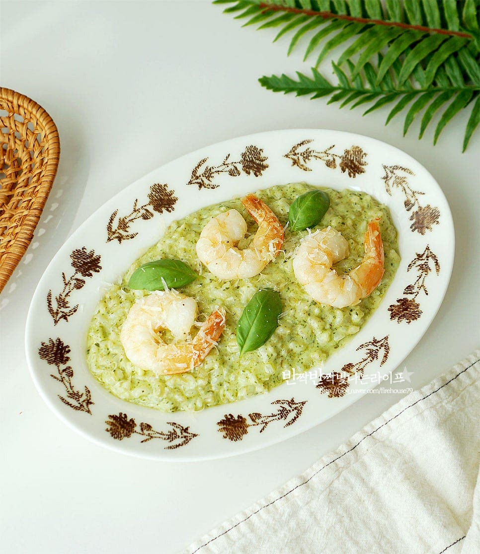 완성된 리조또를 푸짐하게 담은 뒤 덜어두었던 새우와 바질잎을 올려주었습니다. 크림소스와 바질페스토가 고소하고 부드러우면서 향긋하게 잘 어울린답니다. 영상도 같이 담았어요. 크림리조또는 생크림과 밥, 부재료로 간단하게 만들 수 있으며 꾸덕하고 진한 고소함을 맛볼 수 있는 메뉴에요. 바질페스토를 넣어 풍미 진한 리조또 맛있게 만들어드세요. 끄읕 !