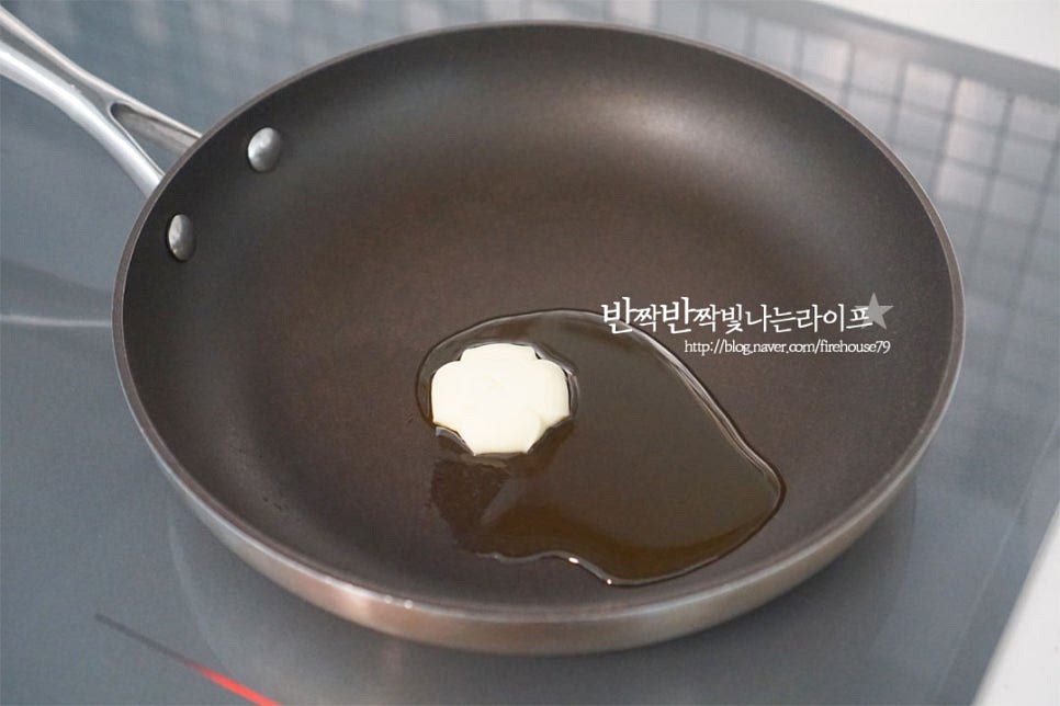 달군 팬에 올리브오일 2 큰 술, 버터 1 큰 술을 넣어줍니다. 버터가 녹으면 다진 마늘 1/2 큰 술, 양파를 넣고 볶아줍니다. 타지 않도록 불을 조절하여 향을 내어가며 볶아줍니다.