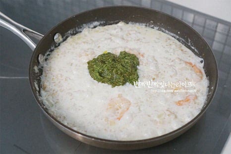 농도가 적당하게 졸아들면 바질페스토 3~4 큰 술을 넣고 섞어줍니다. 바질의 향을 진하게 맛볼 수 있도록 마지막에 넣어주면 됩니다. 파르메산치즈를 갈아 넣고 부족한 간은 소금, 후추로 맞추어줍니다. 치즈와 후추만 갈아 넣어도 짭조름하게 간이 맞아요. 하드치즈 대신 슬라이스치즈를 넣어도 좋습니다.