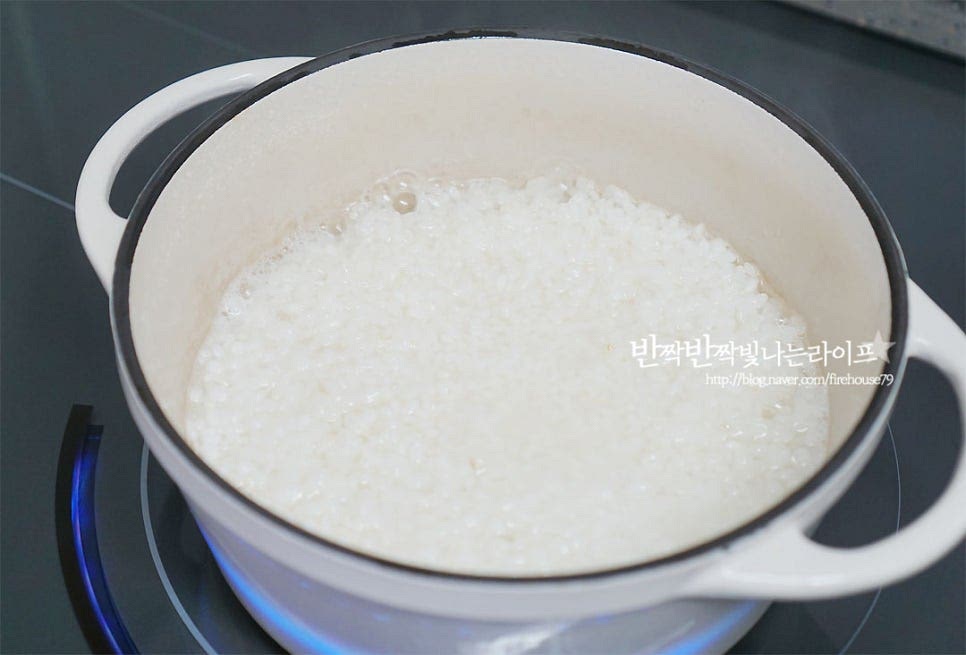 냄비에 불린 쌀 2컵과 물 1⅔ 컵을 넣어줍니다. (물의 양은 쌀보다 적게 잡아주어요.) 전기밥솥의 경우 볶은 재료를 올린 뒤 취사 버튼을 눌러주심 되고요. 솥밥의 경우 중간 센 불로 끓이다가 밥 물이 끓으면 재료를 올려줍니다. 볶음 재료를 올린 뒤 뚜껑을 덮고 약불에서 12분 끓여줍니다. 12분 후 10분 뜸을 들여줍니다.