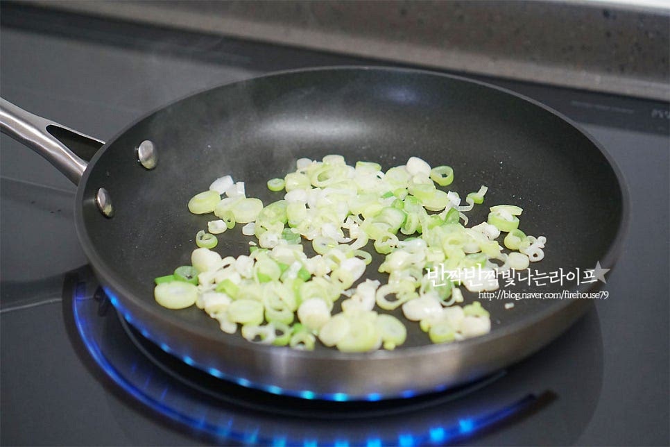팬에 식용유를 두르고 대파의 수분이 날아갈 때까지 볶아주어 파의 향을 내어줍니다. 파의 달큼한 향이 올라오면 고기를 넣고 같이 볶아줍니다. 맛술 1½ 큰 술을 넣고 고기를 같이 볶아줍니다. 고기가 어느 정도 익으면 썰어둔 가지를 넣고 같이 볶아요. 진간장 2 큰 술을 가장자리로 둘러 넣은 뒤 가지가 숨을 죽을 때까지 볶아줍니다. 백종원 레시피는 가지를 간을 하여 볶은 뒤 쌀에 올려 밥을 지어주어 감칠맛이 더 깊어요~ 약간 숨이 죽을 정도로만 볶아주어야 가지밥을 지었을 때 식감이 좋아요~