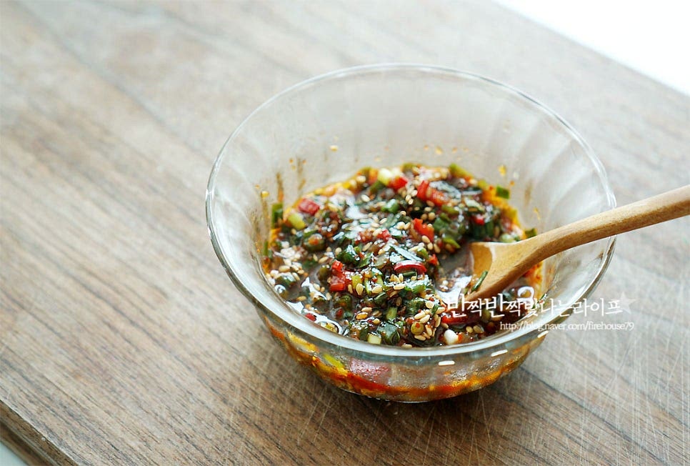 결들일 양념장을 만들어요. 양념장은 다른 솥밥에도 두루두루 곁들일 수 있어 기본 재료 비율에 입맛에 맞게 양을 가감하심 더 맛있게 드실 수 있어요. 진간장 4 큰 술, 국간장 1 큰 술 고춧가루 1 큰 술, 다진 마늘 1/2 큰 술 올리고당 1 작은 술, 매실청 약간 참기름 1 큰 술, 통깨 약간 부추나 쪽파 다진 것 3 큰 술 다진 고추 취향껏 넣어 섞어줍니다. 뜸을 들인 뒤 냄비 뚜껑을 열어보면 동글동글 가지 향부터 정말 먹음직스러워요~ 이대로 슥슥 비벼 먹음 다른 반찬 하나 없이도 밥 한 그릇 뚝딱입니다^^ 만들기 영상을 같이 보시면 조금 더 쉽게 따라 만드실 수 있답니다. 돼지고기가 같이 들어가서 씹히는 맛도 좋고 영양 밸런스도 같이 챙길 수 있어요. 여름 제철 재료로 만들어서 재료의 맛이 더 좋고요. 재료를 간장에 한번 볶아 만들면 그냥 이대로 먹어보기만 해도 재료의 감칠맛이 좋아요. 여기에 양념장까지 올려 먹음 얼마나 맛있게요~ 백종원 가지밥 만들기 맛깔나게 밥을 지어서 든든한 한 끼 챙겨보시는 건 어떠세요. 가지와 돼지고기를 먼저 볶아서 재료의 맛을 살려 밥을 지어요. 간단하지만 푸짐한 한 그릇이랍니다. 맛있게 만들어 드세요^^ 끄읕 ! 어향가지볶음도 같이 참고해 주세요.