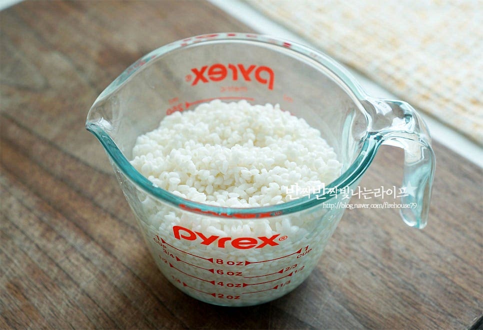 쌀 2컵은 씻은 뒤 15분 불려줍니다.