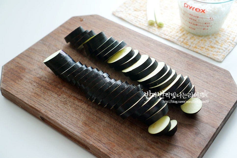 가지는 먹기 좋게 썰어줍니다. 저와 같이 동그란 모양 그대로 썰어도 되고, 반으로 잘라 반달 모양으로 썰어도 됩니다. 너무 얇게 썰면 식감이 흐물흐물해져 0.5cm 정도의 굵기로 썰어줍니다. 대파는 파 기름을 내어줄 것이라 흰 부분 위주로 송송 썰어 주었어요. 가지만 넣고 밥을 만들어도 맛있지만 한 맛 더 내어주기 위해 다진 돼지고기를 준비했어요.