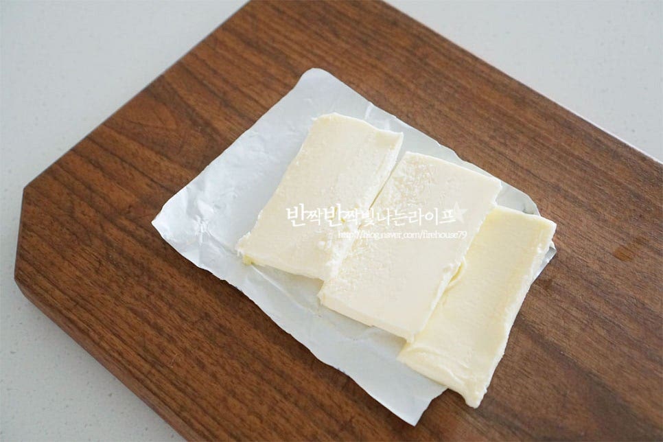 차가운 상태의 버터는 먹기 좋게 슬라이스해서 준비했어요. 녹지 않게 냉장고에서 바로 꺼내어 썰어줍니다. 한쪽 빵 위에 모양을 맞추어 가지런히 올려줍니다. 그리고 빵을 덮어주어요. 먹기 좋게 썰어주면 완성입니다. 앙버터 조합도 좋아하는데 이렇게 카야버터토스트 조합도 달달 부드러운 고소한 맛조합이 맛있어요. 치즈나 다른 재료를 곁들여도 좋고요. 겉이 바삭바삭 고소하면서 달달하게 어우러지는 맛 커피랑 정말 잘 어울린답니다. 아침에 만들어 먹기 좋은 레시피에요. 영상도 같이 담았어요. 상큼한 과일이 들어간 스프레드와 다르게 달달하고 부드럽고 여기에 고소한 버~터가 잘 어울려요. 입맛에 따라 양을 조절하면 더 맛있게 드실 수 있어요. 카야토스트 맛있게 만들어 드세요^^ 끄읕 !