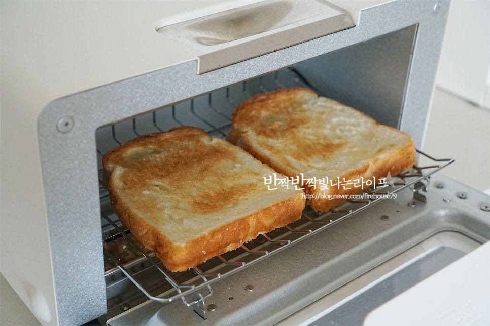 먼저 식빵을 구워줍니다. 얇은 두께의 빵을 바삭하게 구워주어야 하는데 슬라이스 된 것뿐이라 일반 두께로 준비했어요. 브라운 카야잼을 준비했어요. 코코넛밀크잼은 입맛에 따라 그린이나 브라운 준비해 주시면 됩니다. 한 입 먹어보면 달달해요~ 빵 위에 고르게 펴서 발라주어요. 취향껏 얇게 발라줍니다.