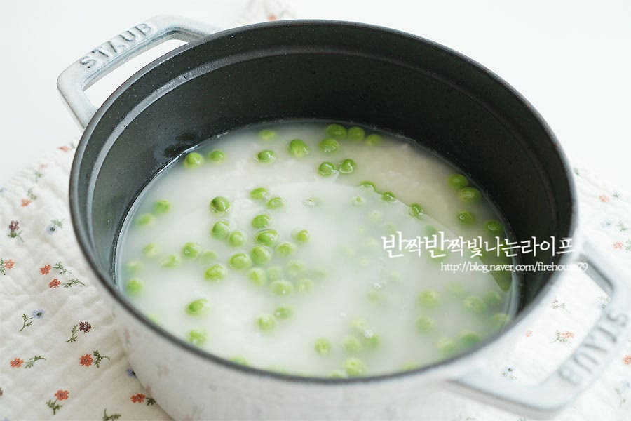 쌀 두 컵을 씻어서 냄비에 담아요. 밥 물은 평소와 같이 잡아주었어요. 그리고 좋아하는 만큼 콩을 넣어 줍니다. 저는 냄비밥으로 지어먹었는데 일반 전기밥솥의 경우 평소와 같이 밥 물을 잡고 그 위에 콩을 올린 뒤 취사 버튼을 눌러주심 되어요. 냄비밥의 경우 중불로 끓이다가 밥 물이 끓으면 뚜껑을 덮고 13분 정도 약불로 끓여주심 됩니다. 13분 후 불을 끄고 12분 정도 뜸을 들여주면 완성입니다. 쌀밥을 짓는 것에 완두콩만 추가해 주면 완두콩밥이 된답니다^^ 뜸을 들인 후 뚜껑을 열어보니 구수한 밥 내음과 함께 특유의 향이 퍼지는 게 맛있게 지어졌어요. 초록 색감이 식욕을 돋우는 것 같아요. 밥을 짓는 영상을 같이 보면 보다 쉽고 맛있게 챙겨드실 수 있답니다. 톡 씹히는 식감이 있으면서도 부드럽게 밥과 어우러지는 맛이 그냥 밥만 먹어도 밥도둑이에요. 남은 완두콩은 앞서 말한 대로 밀폐용기나 지퍼백에 담아 냉동실에 넣어두셨다가 밥할 때마다 조금씩 넣어드심 되어요. 제철의 식재료라 맛도 좋고 영양 만점인 완두콩밥 맛있게 챙겨 드세요. 쌀을 씻고 밥 물을 맞춘 뒤 콩만 올려주면 정말 쉬워요. 비교적 수확 시기가 짧은 편이라고 하니 한창 나올 때 쟁여두고 드세요. 끄읕 ! 완두콩삶기는 아래 포스팅을 참고해 주세요.