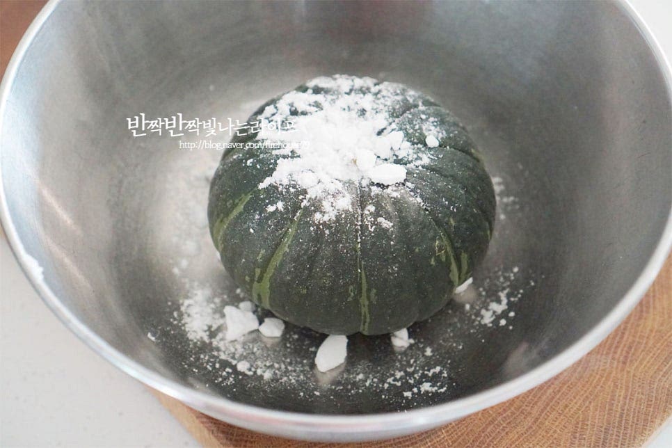단호박은 껍질째 쪄줄 것이라 먼저 깨끗하게 세척해 줍니다. 베이킹소다를 뿌려 겉면을 골고루 문질러주세요. 흐르는 물로 꼼꼼하게 세척해 헹구어줍니다.