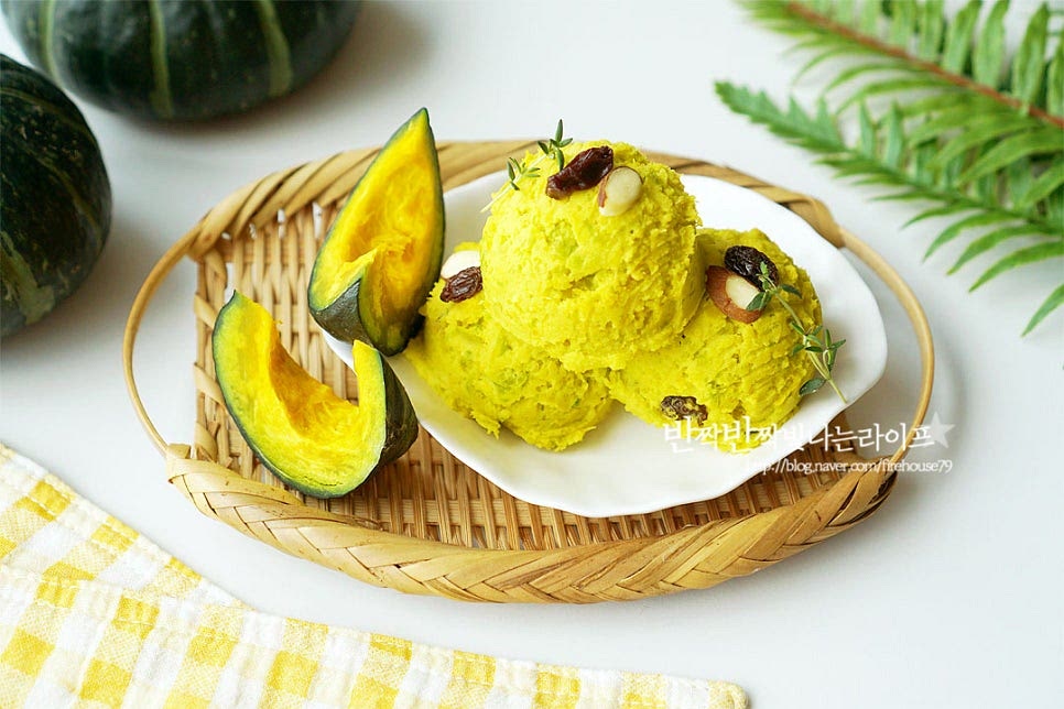 푸짐하게 담아서 완성합니다. 달콤함 사이로 고소함이 느껴져 맛있어요. 영상도 같이 담았어요. 단맛이 풍부하게 단호박 찌는법으로 익힌 뒤 마요네즈 소스에 버무린 샐러드까지 진한 달콤한 맛을 즐길 수 있어요. 곁들임으로 먹기도 좋고 샌드위치 속이나 고로케로 만들어도 좋아요. 든든한 간식이 된답니다. 누구나 쉽고 간단하게 만들 수 있는 레시피로 맛있는 요리해드세요. 끄읕 !