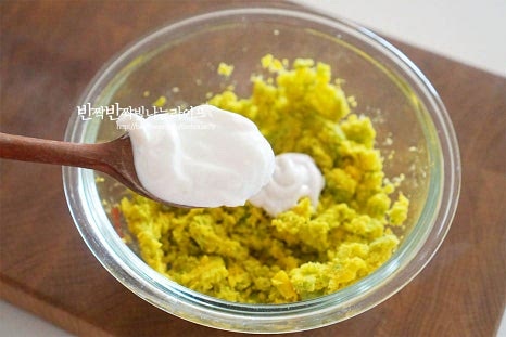 마요네즈 1 큰 술 듬뿍, 플레인 요거트 1 큰 술 알룰로스 약간, 소금 약간 넣어줍니다. 마요네즈만 넣어서 만들어도 되지만 가볍게 먹기 위해 요거트와 알룰로스로 새콤달콤한 맛을 더해주었습니다. 단호박의 단맛에 따라 소스를 더해주세요. 부드러운 농도로 섞어줍니다. 그대로 먹어도 달콤하지만 고소하게 식감을 맛볼 수 있도록 아몬드슬라이스와 건포도를 준비했어요. 함께 넣고 섞어서 완성합니다. 건과일이 들어가면 단맛이 더 풍부해집니다.