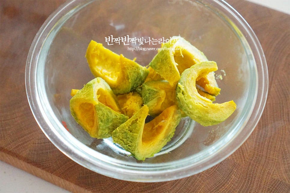 겉껍질을 벗긴 뒤 넉넉한 크기의 볼에 담아줍니다. 껍질째 만들어도 되지만 아이가 먹을 것이라 제거 후 요리했습니다. 매셔로 보드랍게 으깨어줍니다.