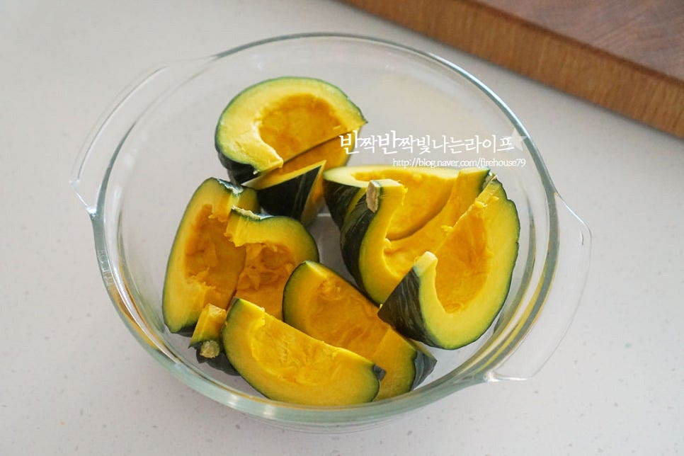 단호박을 찌는법은 전자레인지 또는 찜기를 활용할 수 있는데요. 간단한 레시피로 샐러드를 만들기 위해 전자레인지 용기에 자른 재료를 담아줍니다. 뚜껑을 덮고 전자레인지 3분 30초~4분 정도 조리해서 익혀줍니다. 기기의 사양이나 양에 따라 조리시간을 조절하여 주세요. 1분 뜸을 들인 뒤 뚜껑을 열어보면 촉촉하고 부드럽게 잘 쪄졌습니다.