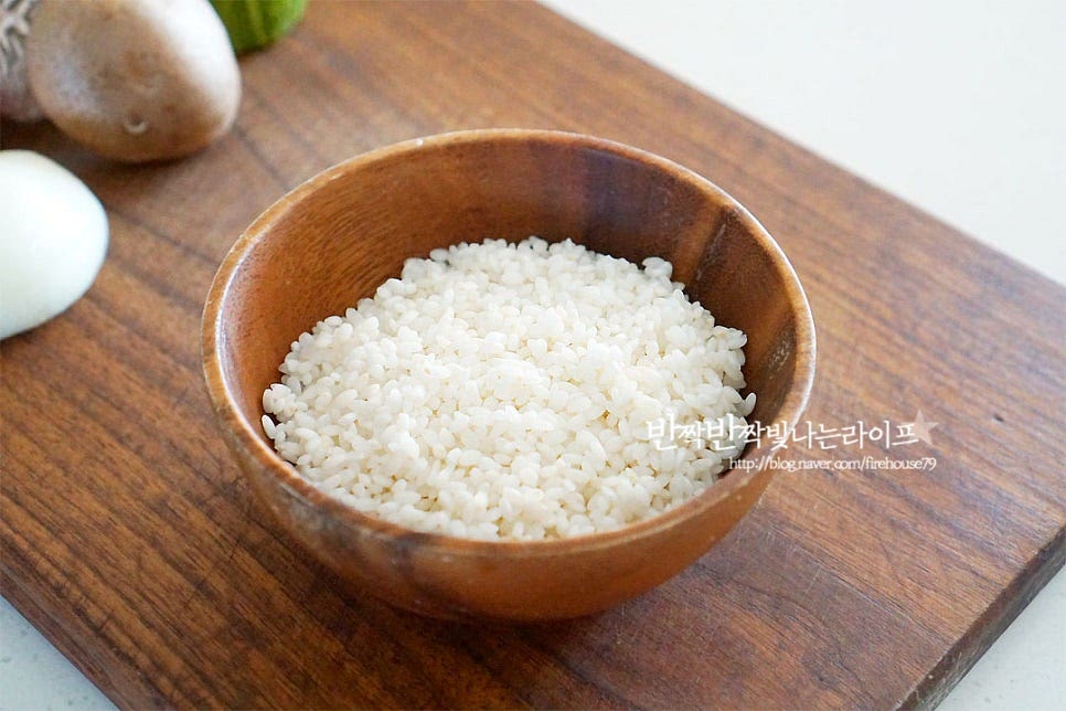 맵쌀과 찹쌀을 1:1비율로 준비했어요. 두 가지 모두 씻은 뒤 20~30분 불려준 뒤 체에 물기를 털어주었어요. 취향껏 맵쌀로만 만드셔도 좋고 찹쌀을 섞거나 찹쌀로만 만드셔도 좋아요. 찹쌀이 들어가면 찰기가 있어요. 다진소고기는 키친타월로 핏물을 제거하여 줍니다. 버섯은 밑동을 잘라내고 잘게 썰어주고, 당근과 양파, 애호박도 고기 크기처럼 먹기 좋게 잘게 썰어줍니다.