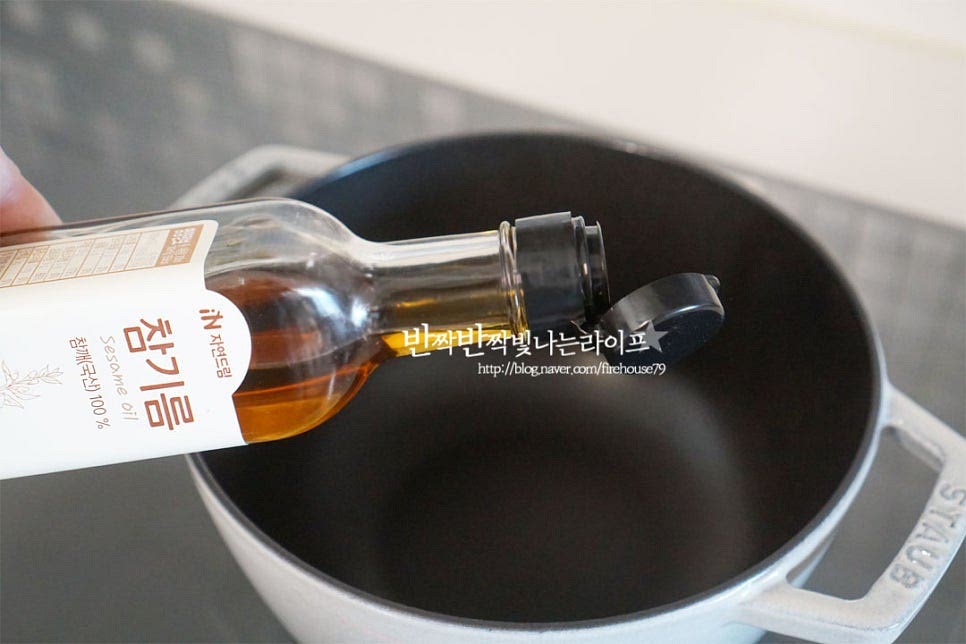 달군 냄비에 참기름 1 큰 술 넣어요. 소고기를 먼저 볶아줍니다. 국간장 1/3 큰 술 넣고 달달 볶아 익혀주어요. 고기 표면이 익으면 잘게 썬 야채와 버섯을 넣고 같이 볶아요. 소금 약간 넣고 볶아줍니다. 나중에 간을 해줄 것이라 약간만 넣어주시면 됩니다. 야채가 코팅되듯이 볶아지면 불린 쌀을 넣어줍니다. 투병 빛이 돌 정도로 같이 볶아줍니다. 쌀알의 겉이 약간 투명 빛이 돌면 다시마 육수를 부어 줍니다. 물을 넣어도 되지만 육수를 넣어 끓이면 감칠맛이 훨씬 깊어요. 육수는 먼저 3컵 정도 넣어주고 나중에 1컵 더 추가했어요. 죽 끓이는법에서 농도 조절이 어렵게 느껴질 수도 있는데요. 부족하다면 중간에 육수나 물을 추가로 넣어 농도를 맞추어 주시면 되니 처음부터 너무 많이 넣지 않고 넣어가며 맞추어주시면 됩니다. 중간에 물을 추가해서 농도를 맞추어주고 눌어붙지 않게 저어가며 끓여요. 참고로 찬밥으로 끓이실 때는 육수 양을 반 이상 줄이시고 밥알이 풀릴 정도로만 끓여주시면 됩니다. 끓이다 보면 점점 농도가 진해지면서 야채가 익는 것은 물론 밥알이 익어 풀어지는 게 보여요. 농도가 거의 맞추어질 때쯤 국간장 2/3 큰 술 넣고 부족한 간은 소금으로 맞추어 줍니다. 바글바글 끓일 때는 묽은 것 같아도 식으면서 되직하게 되니 적당히 걸쭉한 정도에서 마무리해요. 마지막에 참기름 조금 넣어주면 고소한 풍미가 확 살아요~ 먹기 좋게 그릇에 담아줍니다. 볶은 깨나 김가루를 같이 올려주시면 특유의 고소한 풍미가 더 깊어요. 영상도 같이 담았어요. 한 그릇 든든하게 먹는 죽 고기와 함께 버섯, 채소가 들어가 맛과 영양은 물론 부드럽고 속 편하게 챙겨 먹기도 좋답니다. 소고기죽 끓이는법 맛있게 만들어 드세요^^ 끄읕 !