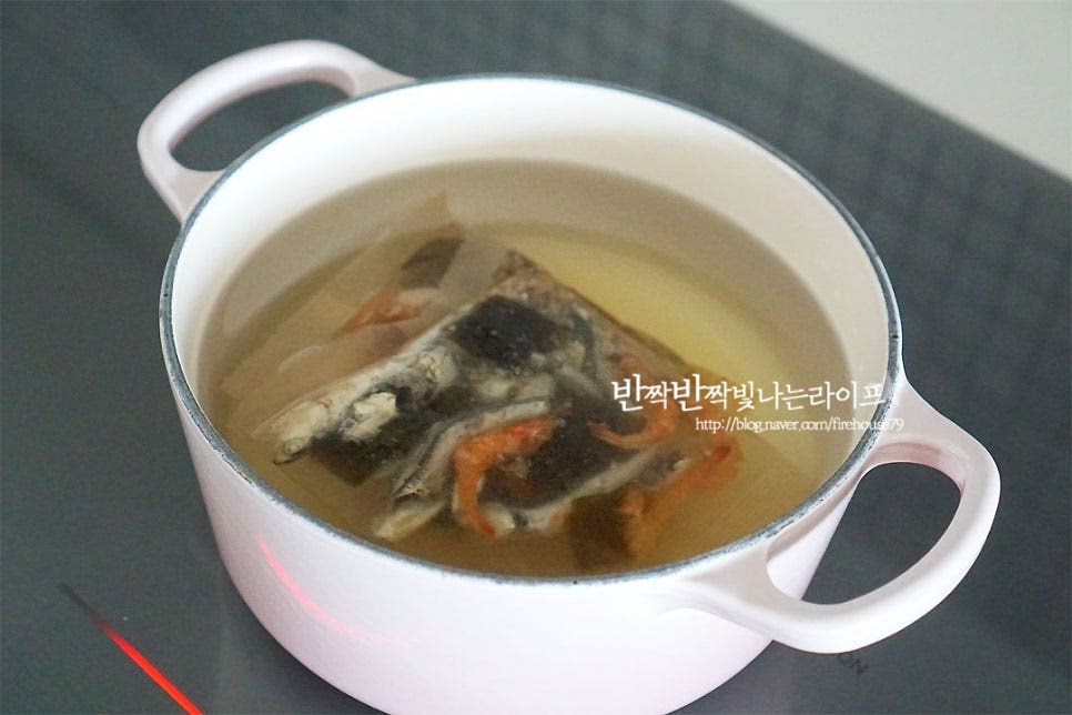 냄비에 물 800ml를 붓고 육수팩을 넣고 끓어오르면 10분 정도 육수를 내어줍니다. 시원한 맛을 살리기 위해 해물 육수 팩으로 우렸어요. 국물이 우러나면 육수 팩은 건져내어 줍니다. 무를 넣고 같이 끓여줍니다. 무가 반 정도 익으면 만들어둔 양념을 풀어주어요. 손질해둔 재료와 양파를 넣고 같이 끓여줍니다. 알을 넣을 때는 터지지 않게 약불로 줄여 넣은 뒤 중불로 끓여 익혀줍니다. 재료가 익으면 간을 보고 부족한 간은 새우젓이나 소금으로 맞추어줍니다. 대파와 고추를 넣고 마무리해요. 쑥갓을 곁들여 담아 식탁 위에 올려줍니다. 재료에서 나오는 바다 감칠맛과 시원하고 매콤하게 어우러진답니다. 영상도 같이 담았어요. 탱글탱글한 명란과 대구곤의 쫄깃함 해물의 시원함이 가득 느껴져요. 집에서 맛보는 알탕 끓이는법 맛있게 만들어 드세요^^ 끄읕 !