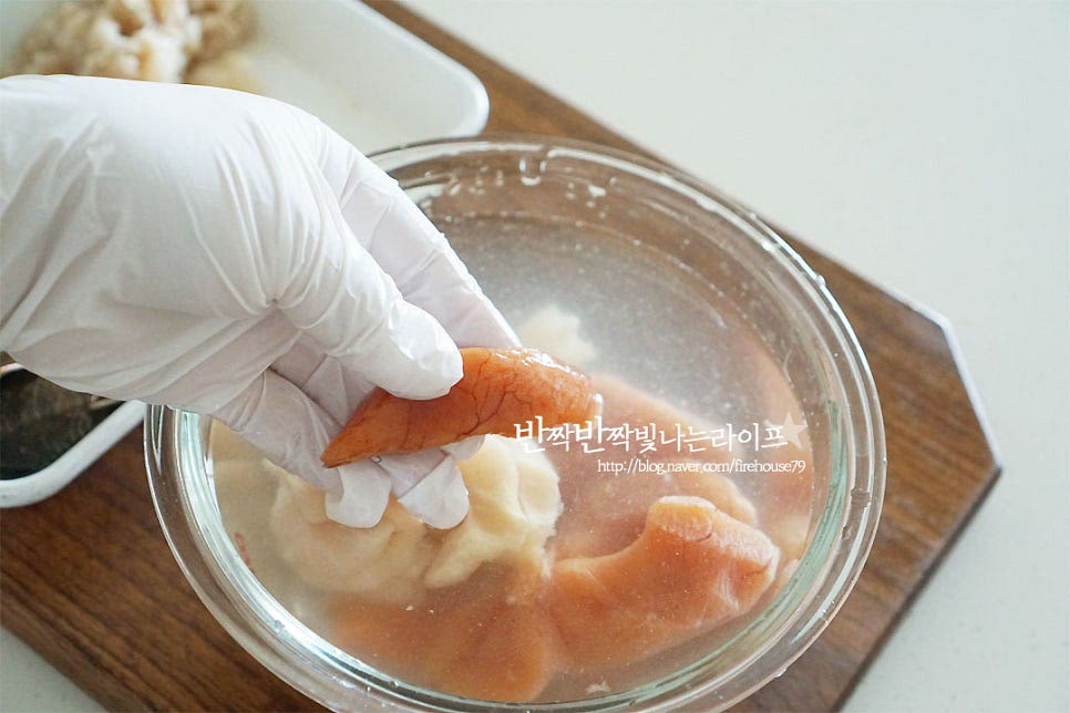 차가운 물에 소금을 약간 넣어 녹인 뒤 명란을 살살 흔들어 씻어줍니다. 대구곤과 오만둥이도 같이 씻어줍니다. 바지락은 해감하고 딱새우와 오만둥이도 같이 준비했어요. 새우, 미더덕 등 여러 가지 넣으면 국물이 더 깊고 시원해요~ 무는 나박하게 썰고 양파는 채 썰고 대파와 고추는 어슷 썰어줍니다.