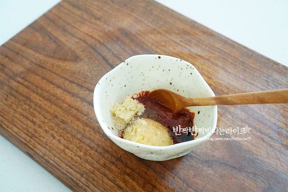 양념재료를 준비해요. 고춧가루 2 큰 술, 고추장 1 작은 술 참치액 1 큰 술, 간장 1/2 큰 술 황설탕 1/2 작은 술, 간 마늘 1 큰 술 듬뿍 간생강 1/2 작은 술, 소금 약간 후추 약간 넣어줍니다. 재료를 잘 섞어 준비해요. 간을 보고 입맛에 맞게 양념을 가감하여 주어요.