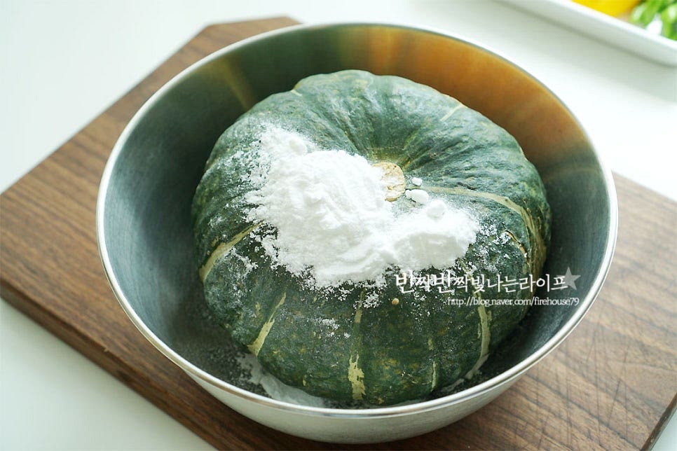 찜기에 통째로 넣고 만들 것이라 먼저 깨끗하게 세척하여 줍니다. 큰 그릇에 담아 베이킹소다로 문질러 씻어준 뒤 물기를 제거하여 주어요. 꼭지 부분을 잘라줍니다. 저는 칼질에 익숙하여 단단한 그대로 잘라주었지만, 손을 다치기 쉬워서 익숙지 않다면 전자레인지에 4~5분 정도 돌려준 뒤 잘라주면 훨씬 쉽게 잘라진답니다. 가운데 칼집을 넣어 속을 파줍니다. 씨를 제거하고 난 공간에 오리볶음을 넣어줄 것이에요~ 그전에 호박을 어느 정도 익혀주는데요. 물이 끓는 찜기에 넣고 10~15분 정도 쪄줍니다. 전자레인지를 돌린 경우 찌는 시간을 줄여주시고, 크기에 따라 시간을 가감하여 주어요. 대략 70~80% 정도 익혀준다고 생각하심 됩니다.