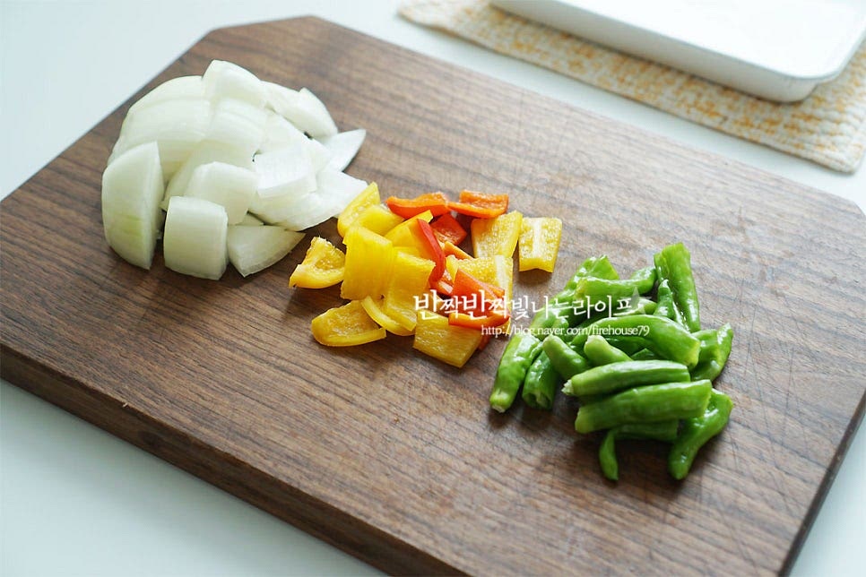 단호박 오리찜 속 재료를 준비하여 줍니다. 양파, 파프리카는 큼직하게 썰어주고, 꽈리고추는 반으로 잘라주었어요. 냉장고 사정에 따라 대파, 당근 등 재료를 활용하심 됩니다. 달군 팬에 오리를 올린 뒤 먼저 구워줍니다. 재료 자체에 기름이 나오기 때문에 기름은 따로 둘러주지 않아도 되어요. 노릇하게 굽다 보면 기름이 많이 생겨요. 보다 깔끔하게 즐기기 위해 기름은 키친타월로 한번 닦아줍니다. 썰어둔 채소를 넣고 같이 볶아줍니다. 다진 마늘 1 작은 술, 굴 소스 1 큰 술 설탕 1 큰 술, 맛술 1 큰 술을 넣어줍니다. 기본적으로 간이 되어있어 재료의 감칠맛을 더해줄 정도로 간을 해주었어요. 시중에 판매되는 것마다 간이 조금씩 달라서 양념재료는 입맛에 맞게 조절하여 줍니다. 양념재료가 어우러질 정도로 가볍게 볶아줍니다.