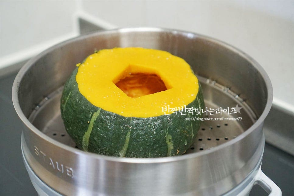 찜기를 열어보면 노랗게 익어가고 있어요. 뜨거우니 조심해서 꺼내어 준 뒤 비어있는 속에 볶아둔 속 재료를 넣어줍니다. 빠질 수 없는 피자치즈는 듬뿍 넣어주어야 제맛이죠~ 찜기에 넣고 8~10분 정도 쪄줍니다. 맛있게 잘 익으면 완성이에요. 눈으로 보았을 때 익은 정도를 가늠하기 어렵다면 가장 두꺼운 부분을 젓가락을 찔러보았을 때 쑥 들어가면 잘 익었어요^^ 오리찜을 먹기 좋게 펼쳐 잘라주면 더욱 먹음직스러워 보인답니다. 식탁 위에 꽃이 핀 것 같이 푸짐한 한 접시가 올려졌어요. 노오란 색감부터 식욕을 자극하는 맛깔스러운 비주얼에 먼저 반해요~ 영상을 같이 보시면 조금 더 쉽게 따라 만드실 수 있답니다. 짭조름하고 쫄깃한 훈제오리, 달달하고 부드러운 단호박찜 쭈욱 늘어나는 고소한 치즈 맛이 없을 수가 없죠. 단호박 오리찜 색감부터 맛있는 요리 집에서 근사하게 만들어 보시는 건 어떠세요. 맛과 영양을 가득 맛볼 수 있답니다. 맛있게 만들어 드세요^^ 끄읕 ! 단호박스프도 같이 참고해 주세요.