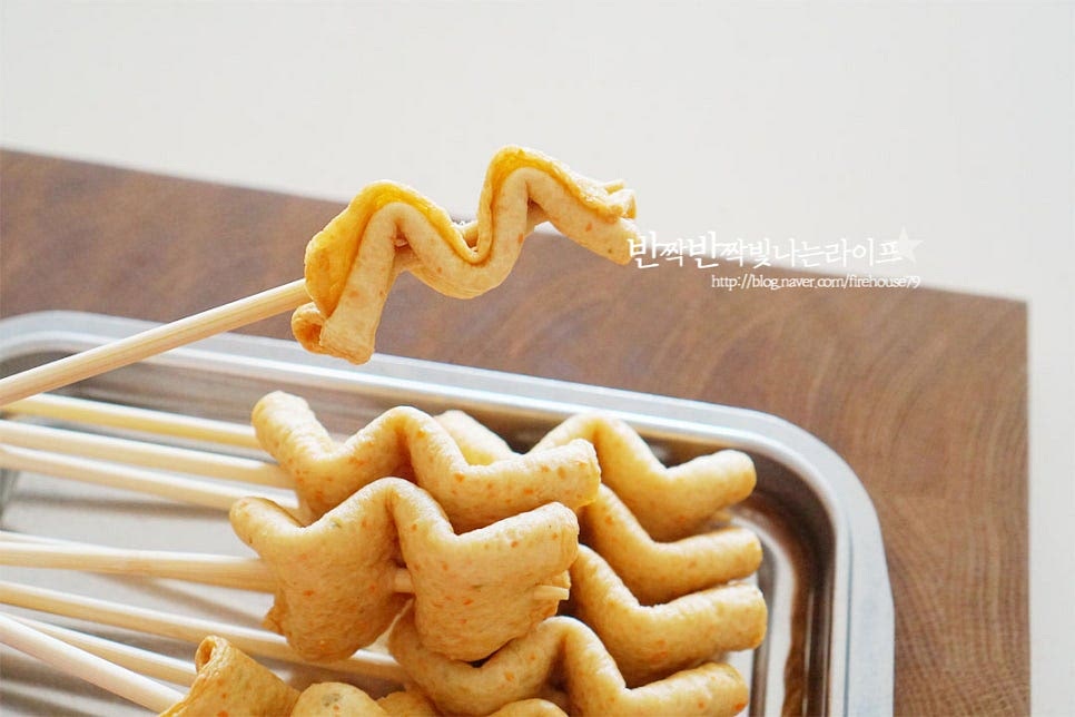 어묵은 납작한 사각어묵을 꼬불하게 꼬치에 끼워진 것을 준비했습니다. 입맛에 따라 어묵을 한입크기로 잘라서 국처럼 끓여도 좋지만 나무꼬치에 끼워서 먹으면 국물과 잘 어울리며 하나씩 집어먹기도 좋습니다. 대파는 큼직하고 어슷하게 썰고 무는 2.5~3cm 정도 두께로 잘라줍니다 육수에 넣을 대파는 6cm 정도의 길이로 길게 잘랐습니다. 아이랑 먹을 것이라 매운 청양고추는 넣지 않았는데 매콤 칼칼하게 한두 개 정도 넣어주셔도 좋습니다.