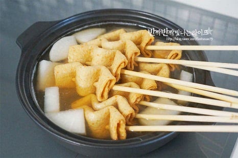 국물 양념을 하고 끓어오르면 어묵꼬치를 넣어줍니다. 육수에 재료가 잠길 수 있도록 끓여줍니다. 끓일수록 진한 맛이 깊어지는데 어묵은 너무 오래 끓여도 불어서 식감이 물러질 수 있으니 끓이면서 쫄깃한 식감이 느껴지도록 익혀주세요. 재료의 시원한 감칠맛이 진하게 우러나도록 끓이다가 먹기 좋게 익으면 어슷하게 썰어둔 대파를 넣고 마무리합니다. 고추도 이때 같이 넣어주세요.