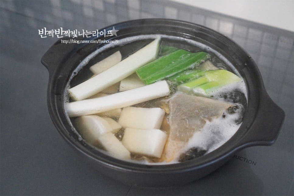 냄비에 물 1.5L 정도를 붓고 다시팩 1개 채수용 대파와 무를 넣어줍니다. 시원한 국물맛을 위해 대파와 무는 넉넉하게 넣어도 좋습니다. 다시팩 대신 코인육수나 액상스톡을 사용해도 좋습니다. 센불로 끓이다가 끓어오르면 중약불로 낮추어 10분 정도 육수를 내어줍니다. 국물이 우러나면 다시팩과 대파는 건져내어 줍니다. 무는 계속해서 넣고 끓여줍니다. 깔끔하고 맑은 맛을 위해 거품은 걷어내어가며 끓입니다. 참치액 1 큰 술, 양조간장 1 큰 술, 맛술 1 큰 술, 간 마늘 1/2 큰 술을 넣어줍니다. 육수의 진하기에 따라 침치액은 1 큰 술 더 추가해 주고 국간장이나 쯔유로 대체 가능합니다. 부족한 간은 천일염 약간 넣고 감칠맛도 더해줍니다.