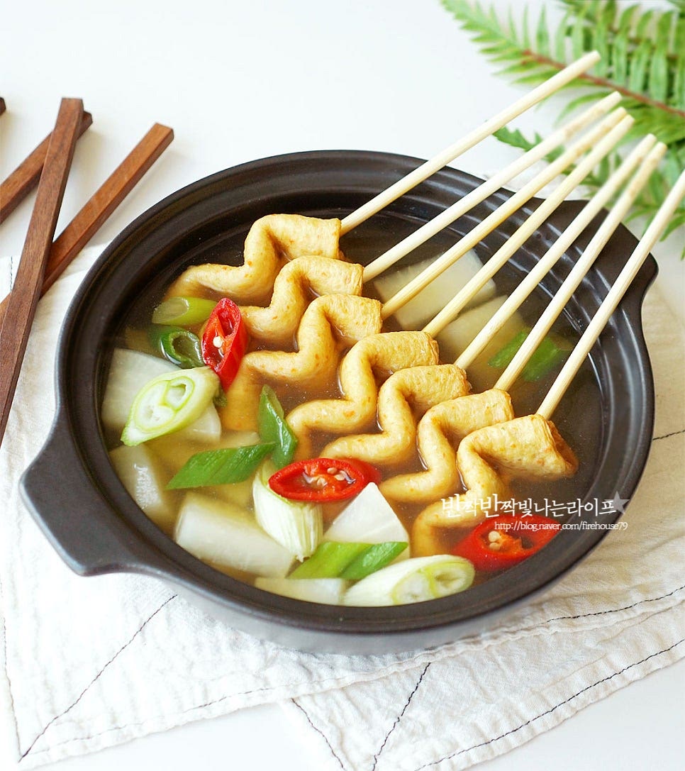 식탁 위에 올려 끓이면서 먹어도 좋고 옮겨 담아도 좋습니다, 마지막에 홍고추를 조금 올려 마무리 완성했어요. 국물을 먹어보면 시원하고 진한 맛이 느껴지면서 탱글하게 익은 어묵꼬치의 식감과 맛이 잘 어우러집니다. 간을 잘 맞추어 따로 간장 소스를 준비하지않아도 맛있게 먹기 좋습니다. 레시피를 참고하여 맛있게 요리해드세요. 끄읕 !